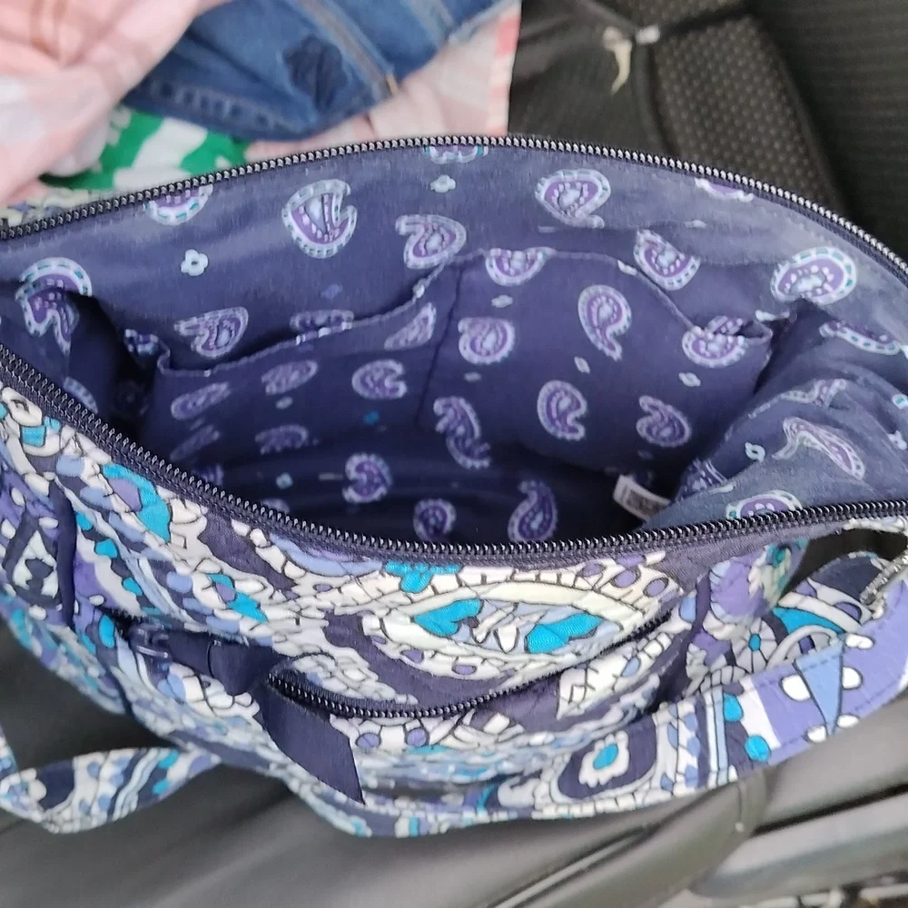 3/$30 NWOT Vera Bradley blue paisley purse with adjustable strap - Picture 6 of 10
